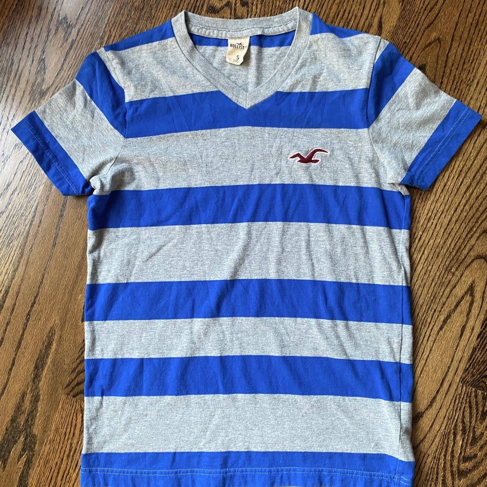 Like New Hollister California Mens SS V-Neck Gray & Royal Blue Stripe Tee
